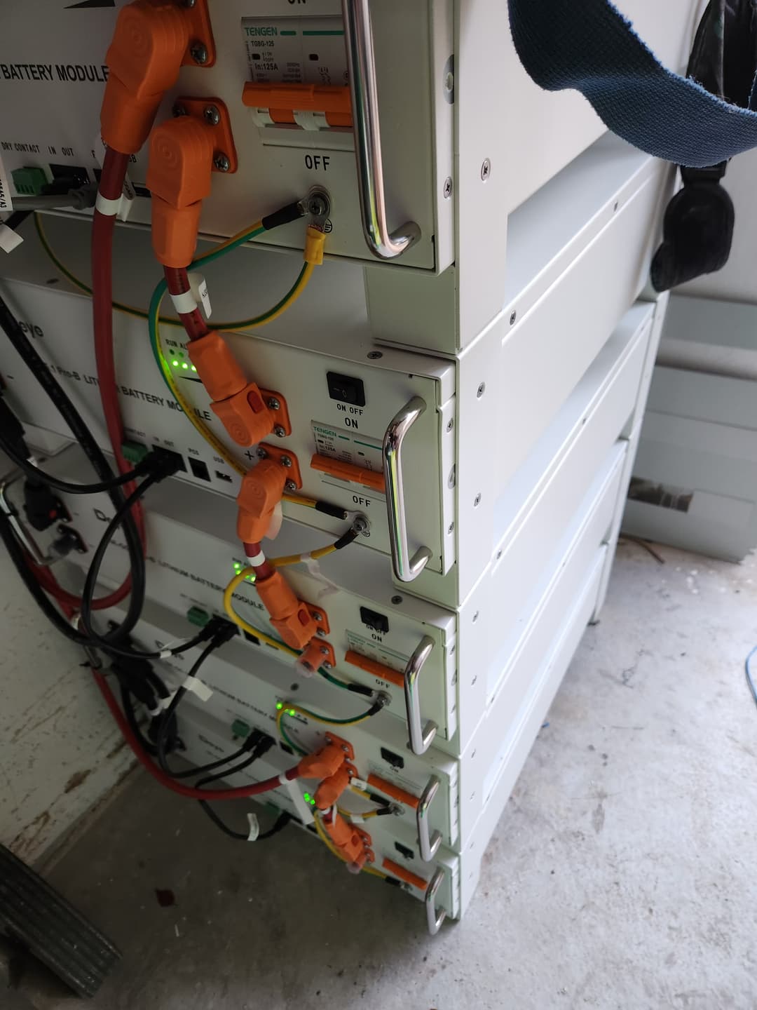 Low voltage střídač